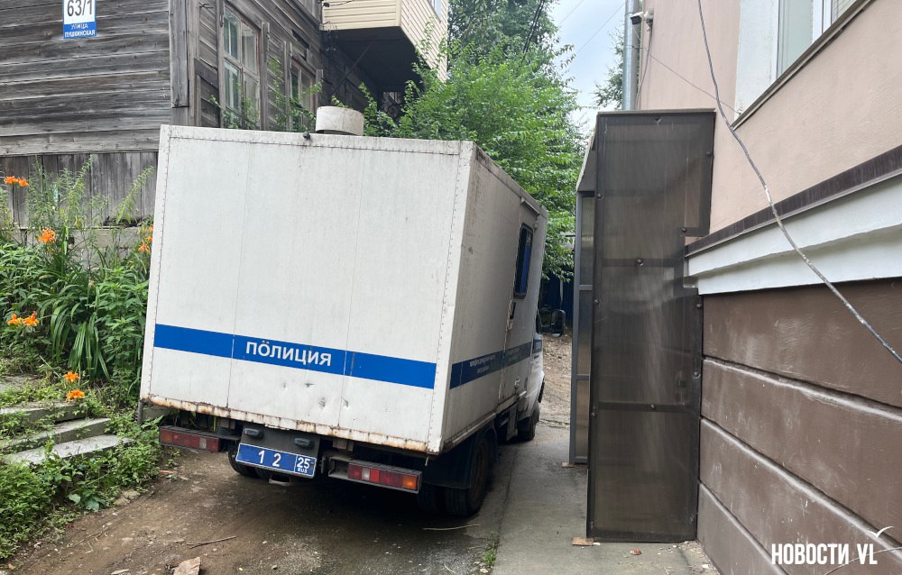 Прокурор запросил для братьев Армена и Эдуарда Бабакохянов ещё 10,5 лет колонии на двоих за давление на свидетеля  В Ленинском районном суде Владивостока 5 августа состоялись прения по делу братьев Бабакохянов. Старшего из них, Армена, в конце прошлого года признали виновным в двух заказных убийствах бизнесменов в 2001-2002 годах. Младшего Эдуарда, главу сети стоматологий George Group, осудили за перевод денег в СИЗО в помощь родственнику. А теперь двух братьев судят по статье 309 УК РФ – об оказании давления на свидетеля. Финал уже близко, сегодня обвинитель запросил для обвиняемых по пять и пять с половиной лет колонии – добавить к предыдущим наказаниям.  Подробнее
