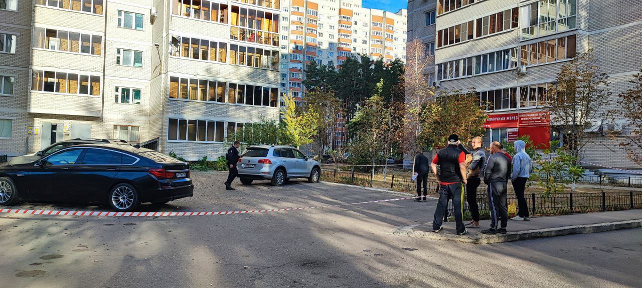 По результатам ночной атаки БПЛА в Воронежской области пострадавших нет. В Воронеже повреждены две квартиры,  остекление одного дома и детская площадка, в районах региона — гараж, дачный дом и ограждения участков. Также повреждены несколько автомобилей.   Возгорания, в том числе почти все ландшафтные, были оперативно ликвидированы. Существенно повреждено только одно жилое помещение. Временное жилье никому из собственников не потребовалось.  Сотрудники муниципалитетов ведут оценку повреждений для дальнейшего проведения ремонта, а также определяют количество задетых обломками автомобилей.