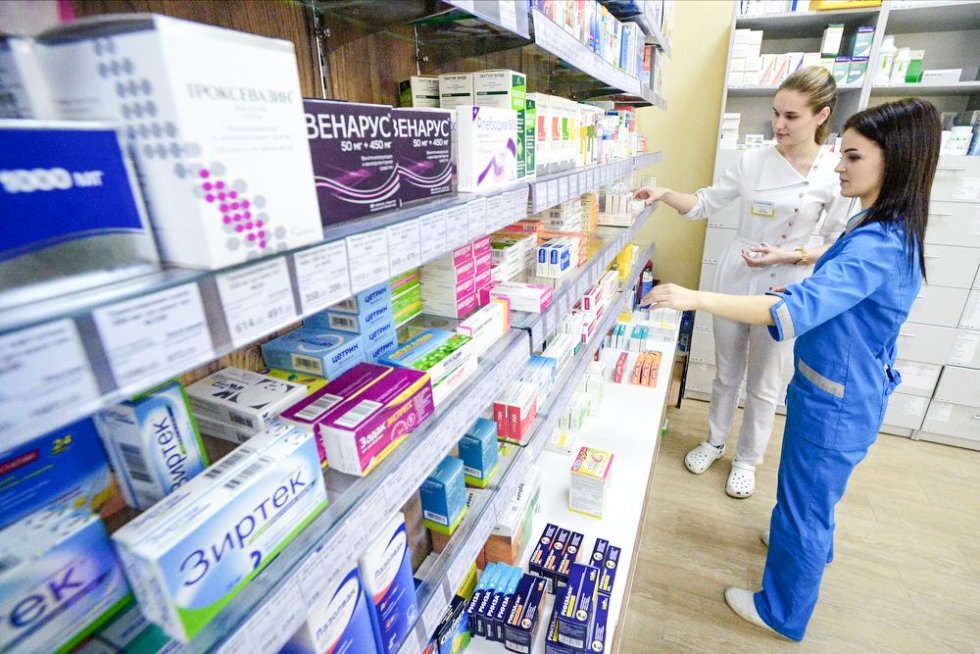 В России могут быть снижены региональные надбавки на лекарства Об этом сообщается на сайте Федеральной антимонопольной службы Минюст зарегистрировал приказ ФАС об утверждении методики установления регионами надбавок к ценам на жизненно важные лекарства ЖНВЛП сказано в публикации На сегодняшний день предусмотрены три ценовые группы при расчете надбавок к фактическим отпускным ценам производителей низкий ценовой сегмент препараты до 100 рублей средний ценовой сегмент от 100 до 500 рублей верхний ценовой сегмент от 500 рублей В отношении каждой из этих групп надбавки устанавливаются отдельно Изменения которые разработала ФАС предусматривают возможность для региональных властей выделять в ценовой группе свыше 500 рублей несколько экономически обоснованных ценовых подгрупп Обязательным условием для введения таких подгрупп является снижение надбавок подчеркнули в ведомстве Эта норма добавили там должна поддержать стабильность цен на лекарственные препараты   Документом также предусмотрен ряд изменений направленных на оптимизацию процесса установления надбавок и возможность снижения административной нагрузки на организации оптовой и розничной торговли при предоставлении необходимой документации Фото Виталий Аньков РИА Новости Подписаться на Российскую газету в Читать нас в MAX