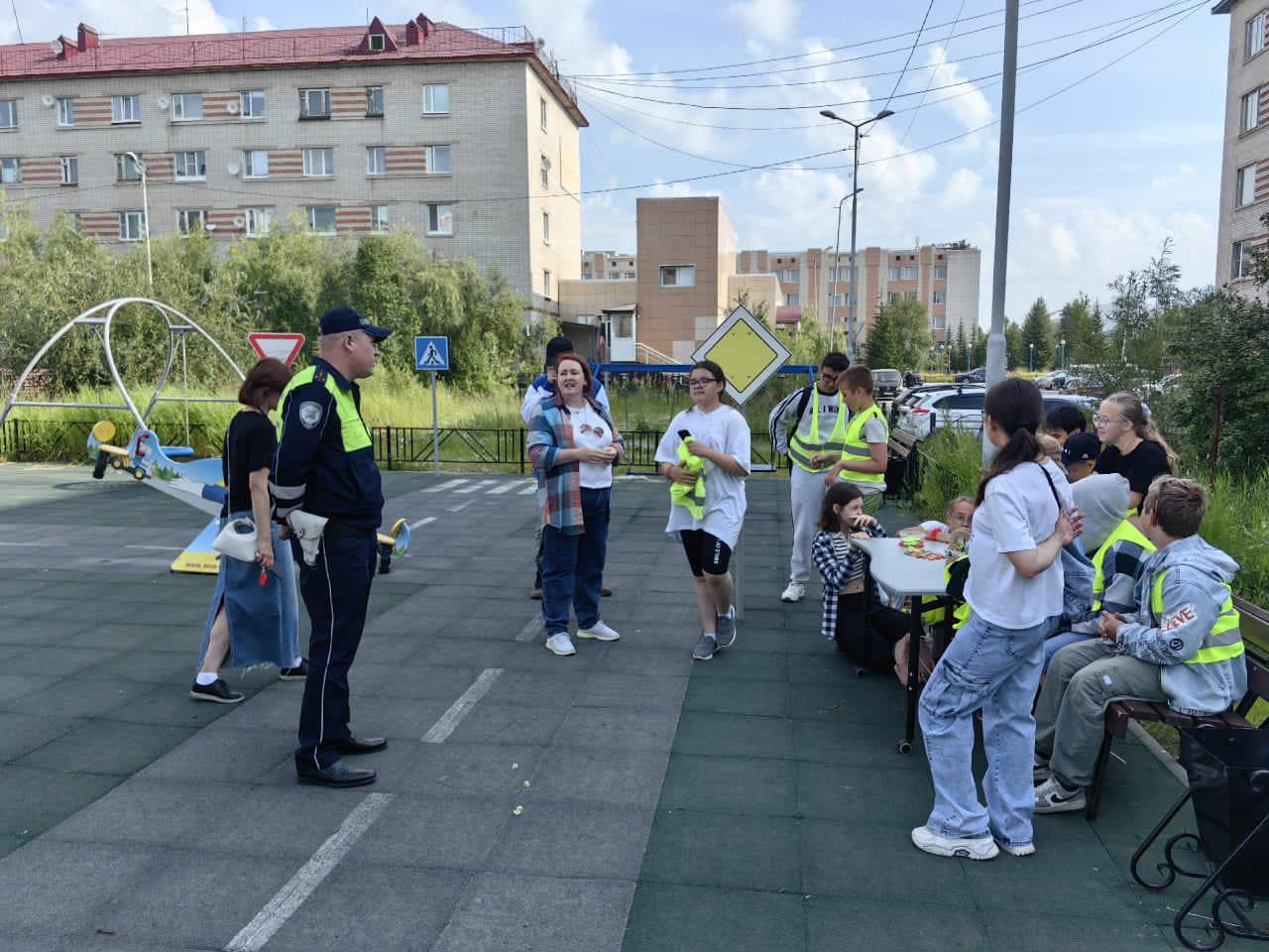  Автоинспекторы Лабытнанги провели познавательные беседы с юными жителями о безопасности на дороге. Полицейские подробно объяснили детям, как избежать опасностей на улице и как правильно вести себя на дороге. Особое внимание было уделено следующим аспектам: - Правила перехода проезжей части: где и как переходить дорогу только по пешеходным переходам – «зебре», по сигналам светофора , необходимость обязательно посмотреть по сторонам перед выходом на дорогу. - Опасность «дорожных ловушек»: почему нельзя выбегать на проезжую часть из-за припаркованных автомобилей, кустов или других препятствий. - Важность быть заметными: необходимость использования яркой одежды и световозвращающих элементов в темное время суток и в условиях плохой видимости. - Внимание и концентрация: недопустимость использования мобильных телефонов и наушников при движении вблизи дороги, чтобы слышать окружающие звуки и сигналы. Будьте внимательны и заметны! Эти простые правила могут спасти жизнь. Призываем всех родителей повторить с детьми основы безопасного поведения на дороге: правильно переходить дорогу, остерегаться «ловушек», быть яркими и не отвлекаться на гаджеты. #мвдроссии #полиция #гибддянао #гибдд #янао #лабытнанги