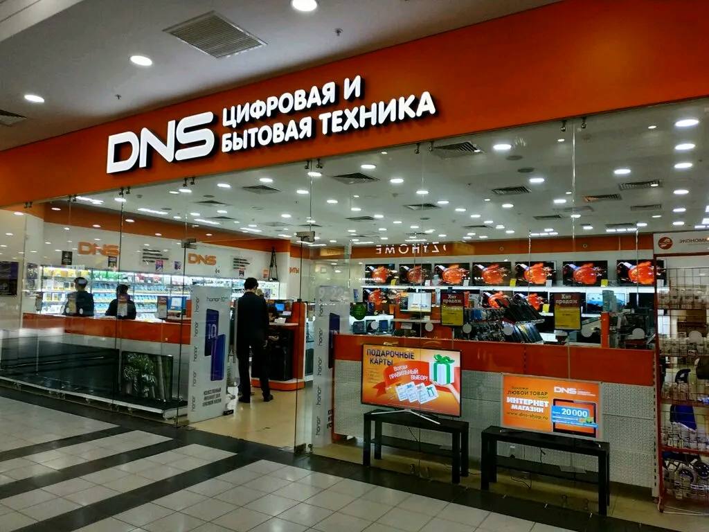 DNS вернул покупателю деньги за телевизор сложившийся гармошкой в Находке Алексеев сказал что лучше вставать на сторону клиента Громкий конфликт возникший из за неудачной доставки телевизора в торговом центре Дальторгсервис в Находке разрешился в пользу клиента Он получил компенсацию за поврежденный плазменный телевизор сообщил в своем Telegram канале глава DNS Дмитрий Алексеев Сегодня на своей странице в Facebook Принадлежит организации Meta признанной экстремистской в России Алексеев рассказал что менеджеры магазина приняли решение выплатить клиенту деньги в полном объеме По его словам это нормально когда сотрудники сети самостоятельно выбирают как действовать в таких ситуациях Это решение принимал естественно не я и не дирекция ДНС Это вполне рядовое решение которое могут и должны принимать ребята на месте С точки зрения менеджмента со стороны дирекции важно не принимать решения по всем вопросам а создавать систему принятия решений распределения полномочий и корпоративную культуру которая обеспечивает правильные соответствующие интересам компании решения написал миллиардер По его мнению это важно не только для распределения полномочий но и потому что находившимся на месте сотрудникам проще принимать объективные решения Важно чтобы решения принимались на местах близко к месту возникновения ситуации Там всё обычно видно и понятно Если перекосить систему принятия решений в сторону неоправданной централизации то решения будут простыми деревянными и тупыми И очень важно делать выводы из таких происшествий считает Алексеев Глава компании уточнил что ДНС нередко сталкивается с потребительским экстремизмом но он поддерживает решение о возврате средств так как с точки зрения долгосрочного бизнеса во всех спорных ситуациях лучше вставать на сторону клиента В конечном итоге это выгоднее для бизнеса Не исключено что эта ситуация станет поводом для изменения регламентов и правил чтобы избежать в дальнейшем подобных происшествий