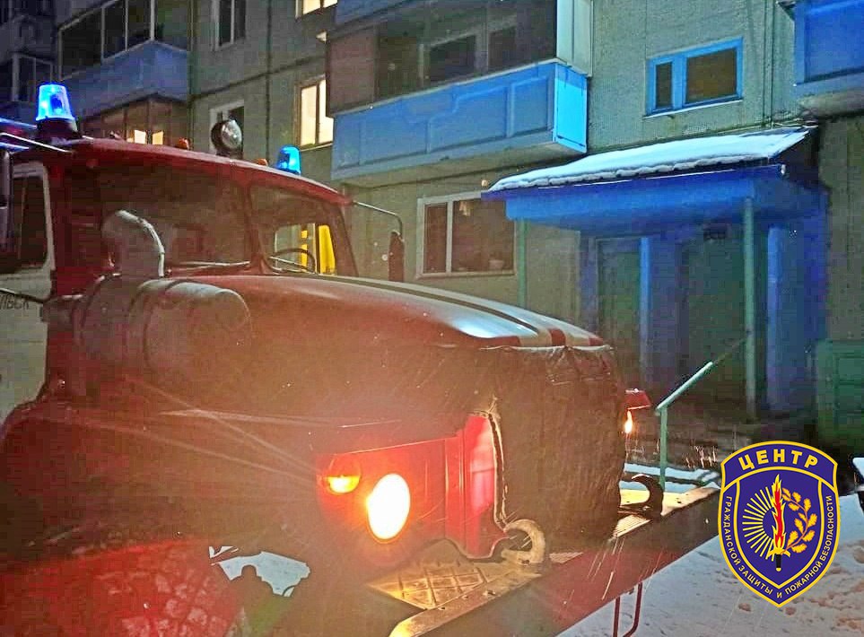 При пожаре в г Сковородино пострадали двое жильцов один из них получил переломы Утром 10 декабря в г Сковородино на ул 60 лет СССР загорелась квартира многоквартирном жилом доме Сообщение о пожаре поступило в 7 37 уже в 7 44 на место прибыли пожарные из ПЧ 45 Последствия ликвидированы в 8 28 В одной из комнат была уничтожена розетка стена рядом обгорела Само помещение в копоти Во время пожаоа пострадали двое жильцов женщина 1955 года рождения отравилась угарным газом мужчина 1987 года рождения получил переломы Оба госпитализированы в Сковородинскую районную больницу их жизни ничего не угрожает Фото Архив центра ГЗ и ПБ amursiespasateli Portal2x2 Реклама