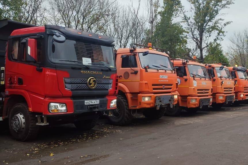 В городе стартовала традиционная в преддверии зимы Линейка готовности. Наши специалисты оценивают техническое состояние парка снегоуборочной коммунальной техники.  Идет проверка подвижного состава, навигационного оборудования, наличия противогололедных материалов, шанцевого инструмента, дежурных бригад.  В расчистке города от снега и борьбе со льдом предстоящей зимой будут задействованы 225 единиц техники, из них 75 – это комбинированные дорожные машины. Также в рамках муниципальных контрактов привлечем 1000 дворников.  Особое внимание будет уделяться уборке тротуаров, остановочных комплексов, подходов к школам, детсадам, соцучреждениям, больницам.  С комитетом по охране окружающей среды согласованы 12 площадок для складирования снега. Закуплено необходимое количество противогололедных материалов, тех, которые хорошо себя зарекомендовали.  Продлится осмотр снегоуборочной техники до 8 ноября.  #АлексейЛогвиненко #ГлаваАдминистрацииРостова #АдминистрацияРостова #РостовНаДону #ЛинейкаГотовности