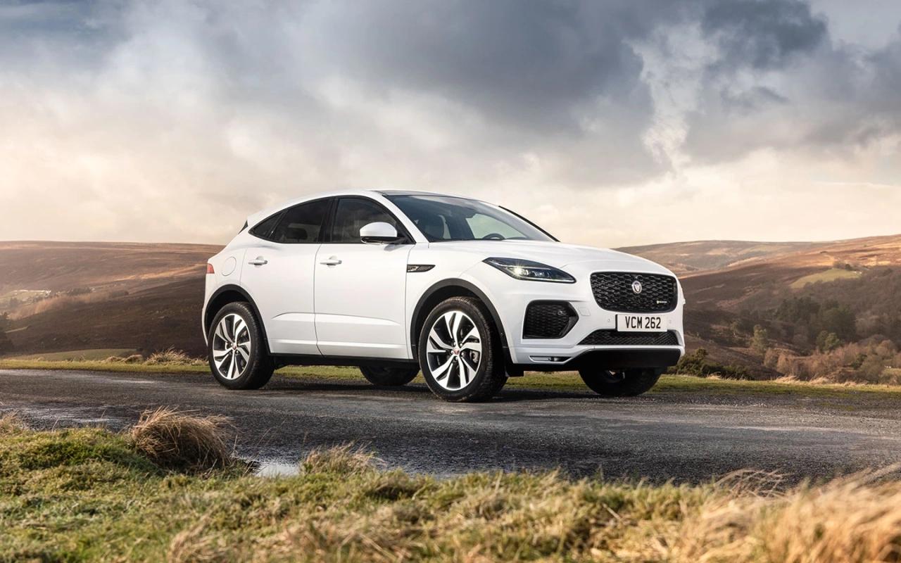 Jaguar Land Rover прекратит сборку машин в Китае Британский автопроизводитель закроет убыточное производство, которое велось совместно с китайским концерном Chery в течение 18 месяцев. Но речи об уходе с китайского рынка нет. Дело в том, что ранее JLR объявил о том, что специально для Китая будет возрожден Freelander. Только теперь это будет не модель, которая выпускалась более 10 лет назад, а полноценный суббренд, под которым сначала будут выпускать компактный электрический кроссовер. Jaguar Land Rover в целом активно пересматривает концепцию своих автомобилей. Например, еще в конце 2024 года было объявлено, что бренд Jaguar полностью поменяет модельный ряд. Британцы решили сделать «Ягуар» люксовым брендом электромобилей и представили футуристичное купе Type 00, которое поклонники марки встретили неоднозначно.