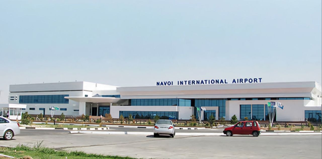 Аэропорт Навои выведут из под управления Uzbekistan Airports После этого воздушной гавани разрешат самостоятельно проводить переговоры и заключать договоры с местными и зарубежными авиакомпаниями Об этом сообщили в Администрации президента Узбекистана Также Навоийский региональный аэропорт получит право на беспошлинные поставки из за рубежа спецоборудования и запастей для технобслуживания самолетов в период до 1 января 2029 года Читайте также Грузопоток через аэропорты Узбекистана вырос на 12 за год Пассажиропоток в аэропортах Узбекистана вырос на 15 за год В 2026 году в Узбекистане планируют начать строить три аэропорта Logistan info Логистика Авиаперевозки