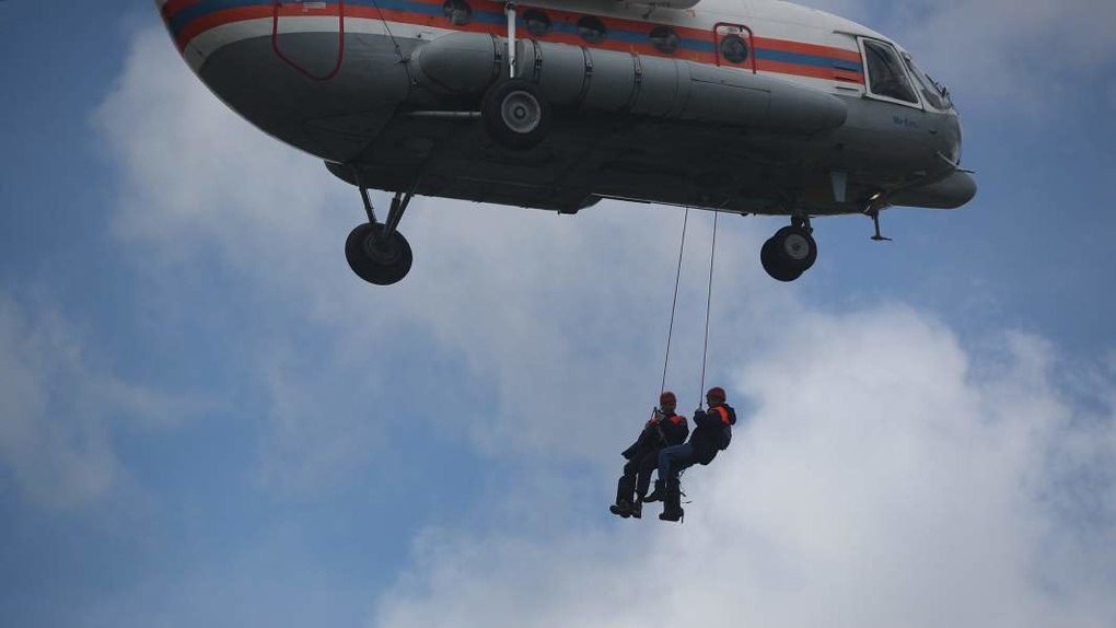 Для спасения жертв катастроф не хватает вертолетов в регионах Дефицит вертолетов Ми 8 и самолетов Ан 26 уже в 31 из 111 утвержденных Росавиацией пунктов дежурства Среди них Екатеринбург Спасательные службы заключают контракты с авиакомпаниями на использование их техники однако частные перевозчики отказываются предоставлять эти услуги из за тарифов которые предлагает Госкорпорация по организации воздушного движения Сейчас они на 75 ниже себестоимости полетов Фото Зураб Джавахадзе Известия   Новости из Екатеринбурга