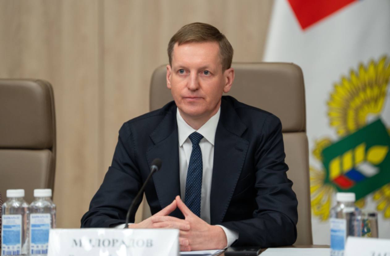 Оборотные штрафы за фальсификат поддержат честных производителей Заявил в ходе заседания Общественного совета при Россельхознадзоре заместитель руководителя ведомства Роман Милорадов Ситуацию с качеством пищевой продукции поступающей потребителям начиная с сырья для ее производства ведомство сейчас полностью отслеживает благодаря работе ФГИС ВетИС и ее компоненту Меркурий Но некоторые производители на фоне минимальных санкций за такие нарушения по его словам неоднократно допускают нарушения несмотря на применяемые службой административные меры Мы даже подсчитывали что недобросовестным производителям хватает получаса работы на то чтобы снова произвести фальсифицированную продукцию для того чтобы покрыть штрафы которые накладываются контролирующими органами заметил Роман Милорадов По выявленным с января по октябрь 2025 года нарушениям связанным с качеством и безопасностью пищевой продукции службой наложены штрафы на сумму более 77 млн рублей Россельхознадзор неоднократно отмечал необходимость скорейшего введения оборотных штрафов за реализацию фальсификата И как подчеркивал руководитель нашей службы Сергей Алексеевич Данкверт нужны быстрые решения так как это касается ситуации с продуктами питания И в этом случае негативный эффект может быть незамедлительным заключил Роман Милорадов vetandlife Наши каналы