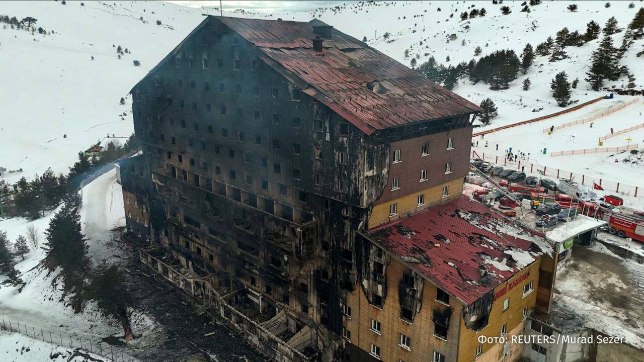 По 1998 лет тюремного заключения для 13 арестованных по делу о пожаре в отеле Grand Kartal в Турции запросило обвинение Среди 13 арестованных — владельцы отеля и его руководство, заместитель мэра Болу, руководитель пожарной службы и другие чиновники. Для еще 19 арестованных, в том числе сотрудников кухни отеля, прокуратура требует 22,5 года тюрьмы. В ночь на 21 января загорелась гостиница на горнолыжном курорте Карталкая в Турции. Пламя стремительно распространилось по зданию, в котором находились 238 человек. Жертвами пожара в отеле Grand Kartal стали 78 человек, пострадали 133 человека. Гуд Афтенун Новости