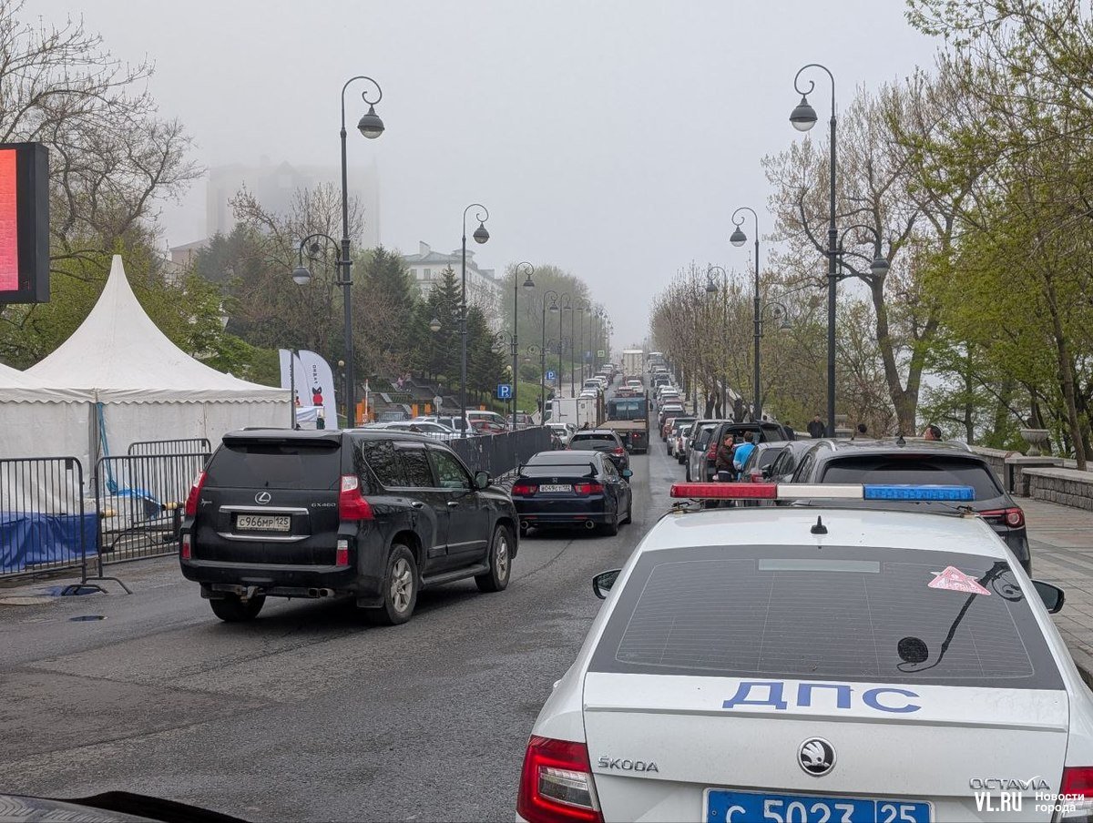 Под фестиваль «Майские» пришлось освободить от автомобилей парковку у кинотеатра «Океан». Шлагбаумы здесь подняты, водители даже не думают заезжать. Одна линия платной парковки «Цифрового Приморья» тоже перекрыта – металлическими ограждениями. Найти свободное парковочное место на единственной оставшейся полосе невозможно – машины стоят плотно. Пока порядка 20 мест свободны в зоне платной парковки у памятника Адмиралу Макарову, где горожанам и предлагали оставлять машины в период фестиваля, но они стремительно заканчиваются.