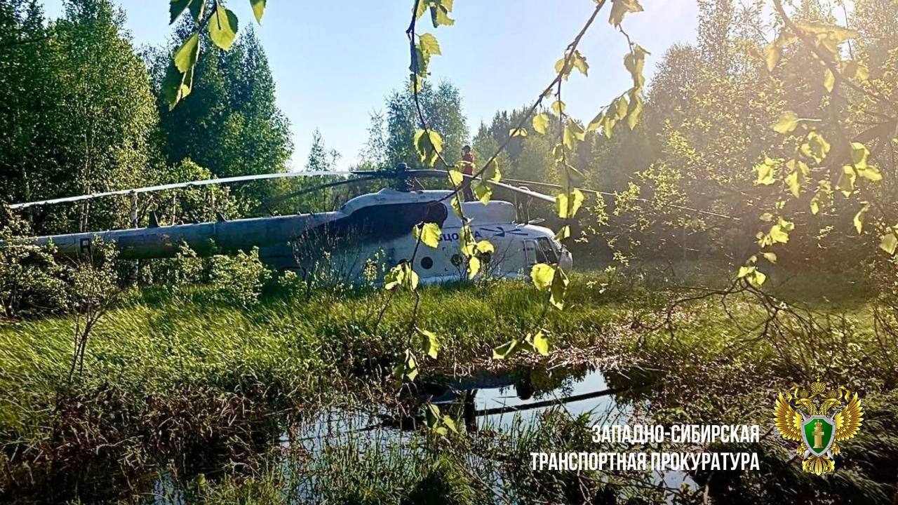 Вертолет Ми-8 с пассажирами на борту совершил вынужденную посадку в Томской области. Пострадавших нет. Инцидент произошел сегодня утром. При выполнении авиационных работ вертолет Ми-8Т авиапредприятия «Ельцовка» по технической причине совершил вынужденную посадку в Парабельском районе. На борту находились 17 пассажиров и 3 члена экипажа. Транспортная прокуратура проверяет все обстоятельства случившегося.