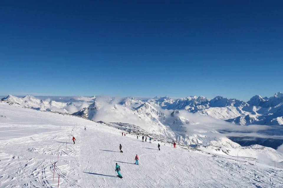 В Кабардино Балкарии полностью закрыли склоны из за лавинной опасности С 3 февраля на курортах Кабардино Балкарии введён полный запрет на посещение склонов С сегодняшнего дня 3 февраля введен полный запрет на посещение склонов курорта в Кабардино Балкарии Функционирование всех канатных дорог приостановлено а горнолыжные трассы закрыты для катания заявил замгендиректора Кавказ РФ Ограничения связаны с высоким уровнем лавинной опасности и будут действовать до его снижения Даты возобновления работы канатных дорог и трасс пока не называются Туристам советуют учитывать ситуацию при планировании поездок и следить за обновлениями uletet 1