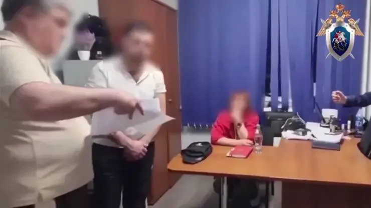В Новосибирске в убийстве трёхлетней девочки подозревают сожителя ее матери По версии следствия обвиняемый нанёс ребёнку множественные удары руками по голове и телу Девочку доставили в больницу где она вскоре скончалась от полученных травм После совершения преступных действий трехлетняя девочка потеряла сознание и была доставлена в медицинское учреждение где скончалась через непродолжительное время сообщает СК Новосибирской области Скриншот из видео Следственное Управление СК РФ по Новосибирской области nsk sledcom ru Подписаться на sibnovosti ru предложить новость