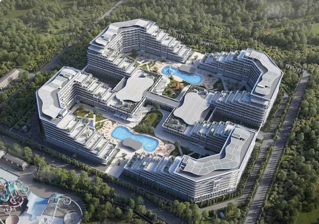 В рамках ПМЭФ-2025 подписали четыре соглашения о строительстве в Анапе трех пятизвездочных гостиниц и расширении детского лагеря. Инвестиции в строительство превысят 43 млрд руб. Об этом сообщает пресс-служба администрации Краснодарского края. В рамках одного из соглашений, подписанного на ПМЭФ-2025, модернизируют детский оздоровительный комплекс «Юбилейный». Инвестор намерен возвести новый корпус для отдыха на территории лагеря, рассчитанный на 2,1 тыс. мест. Помимо этого, планируется обновить существующую инфраструктуру. На строительство корпуса будет выделено 5 млрд руб., а также появится 150 новых рабочих мест. «Детские здравницы Анапы принимают практически треть всех ребят, которые оздоравливаются в нашем регионе. Развитие этих направлений — стратегическая задача не только для города, но и для курортов Краснодарского края в целом»,— заявил глава Анапы Василий Швец. Пресс-служба администрации Краснодарского края Подписывайтесь на «Ъ-Кубань-Черноморье»
