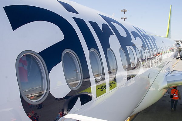 Полеты airBaltic от имени Air Serbia в Латвии назвали рискованными из за России Планы латвийской национальной авиакомпании airBaltic выполнять рейсы от имени сербского перевозчика Air Serbia вызвали скандал в Риге Латвийская служба государственной безопасности заявила о рисках такого сотрудничества для международной репутации Латвии Об этом пишет Деловой Петербург со ссылкой на Delfi Дело оказалось в том что Air Serbia продолжает полеты в Россию Представителям авиакомпании пришлось оправдываться В airBaltic заявили что предоставляет услугу аренды только в определенных направлениях в Северной и Южной Европе Там заверили что самолеты не будут использоваться на рейсах в Россию или Белоруссию и даже не будут пролетать над территориями этих стран aviaru net n288973