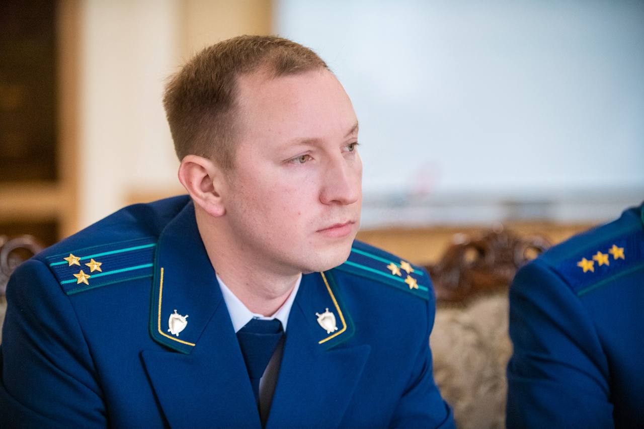 Провел рабочую встречу с заместителем Генерального прокурора РФ Юрием Александровичем Пономаревым и новым прокурором Смоленской области Александром Викторовичем Спицыным. Обсудили вопросы защиты прав и законных интересов жителей Смоленской области, в том числе участников СВО и их семей, а также меры борьбы с преступностью. Александр Викторович Спицын был назначен на должность прокурора указом Президента Российской Федерации Владимира Владимировича Путина в июне этого года. Прошел все этапы профессионального роста, работая на различных должностях в прокуратуре Ярославской области, Севастополя и Запорожья. Договорились о дальнейшем конструктивном сотрудничестве между Правительством области и Прокуратурой. Вместе будем работать над созданием единого правового пространства для жителей Смоленской области. Особое внимание уделим защите прав участников специальной военной операции и их семей. Александр Викторович, как человек, работавший на новых территориях, понимает важность такой поддержки. Благодарю Юрия Александровича за поддержку нашего региона, а Александру Викторовичу желаю удачной и успешной работы на благо смолян!
