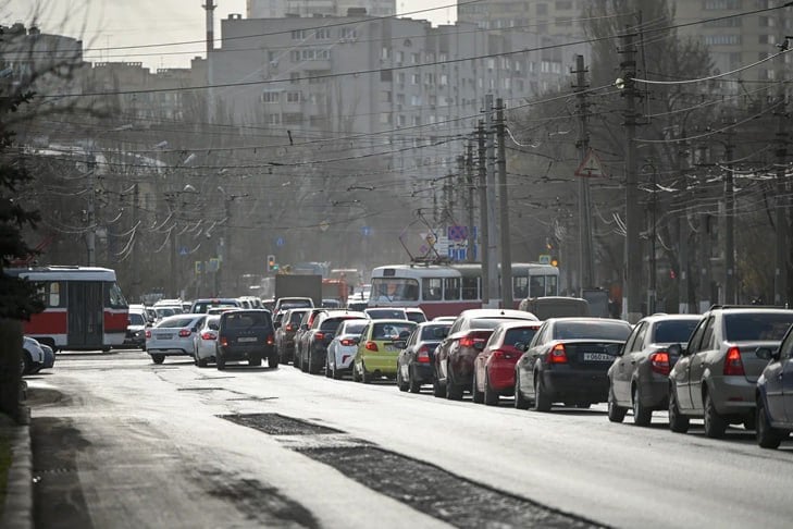 Волгоград в предпраздничный день сковали 7-балльные пробки  7 марта в Волгограде предпраздничный день обернулся 7-балльными автомобильными заторами. Как сообщает ИА «Высота 102», в красный цвет благодаря спешащим домой горожанам окрасились практически все основные транспортные артерии регионального центра: пр. им. Ленина, ул. Рокоссовского, ул. Комсомольская, л. Рабоче-Крестьянская и многие другие.   Подробнее