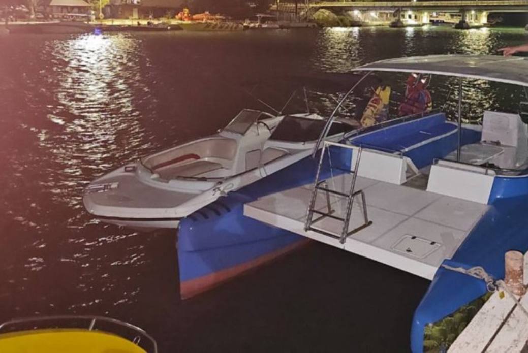 На Кубани катер наехал на купающуюся в море женщину В Краснодарском крае возбудили уголовное дело из за наезда маломерного судна на женщину в Джубге Как сообщили в пресс службе Западного межрегионального следственного управления на транспорте СК РФ пострадавшую госпитализировали с травмами ЧП произошло днем 5 сентября на одном из пляжей в Джубге Судоводитель наехал на 49 летнюю женщину Уголовное дело возбудили по статье о нарушении правил безопасности эксплуатации водного транспорта повлекшем по неосторожности причинение тяжкого вреда здоровью Наказание по этой статье предусматривает до двух лет лишения свободы Фото Пресс служба Западного межрегионального СУ на транспорте СК РФ rgkuban