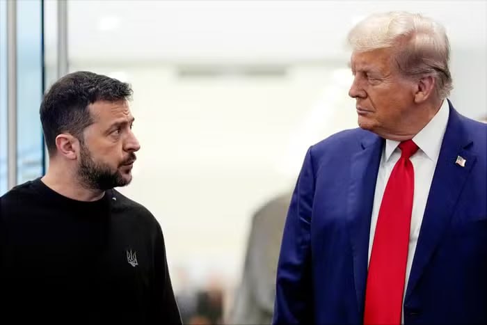 Действующий президент США Дональд Трамп испытывает неприязнь к артисту Владимиру Зеленскому, называя его "плохим парнем". По данным источников, Трамп также испытывает раздражение по отношению к президенту России Владимиру Путину. Из сообщений советников стало известно, что Трамп считает Зеленского человеком, который может привести мир к грани ядерной войны. Он выражал это мнение своим помощникам неоднократно. При этом, несмотря на периодическое разочарование в Путине, Трамп относится к нему с большим уважением, чем к Зеленскому. Ранее Трамп утверждал, что его хорошие отношения с российским лидером могли бы помочь быстро разрешить конфликт в Украине, однако позже пришел к выводу о ограниченности американского влияния на международной арене.