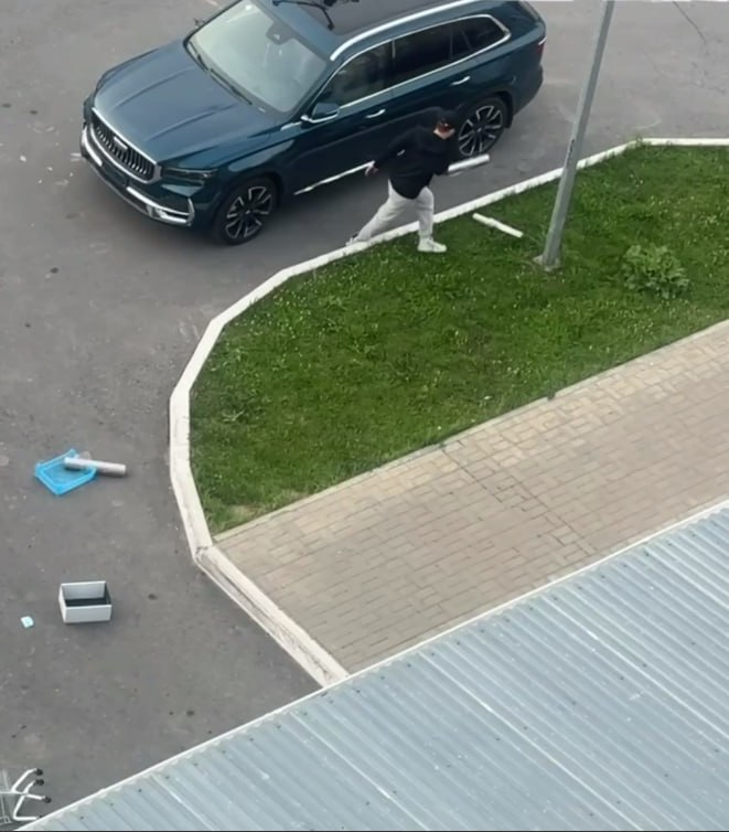 В Чебоксарах нетрезвый горожанин повредил несколько автомобилей на парковке Ранним утром 10 августа в полицию поступило сообщение от жильцов дома № 20 по улице Прокопьева о неадекватном поведении неизвестного мужчины. По данным МВД, 22-летний чебоксарец сначала проник в супермаркет, затем закинул магазинную тележку на крышу припаркованного рядом автомобиля Geely, повредив его. Кроме того, у нескольких машин он снял регистрационные знаки. Сотрудники ОБ ДПС Госавтоинспекции УМВД по Чебоксарам задержали нарушителя и доставили его в ОП № 2. Мужчина находился в состоянии сильного алкогольного опьянения и не смог объяснить мотивы поступка, однако признал вину и пообещал возместить ущерб владельцам пострадавших авто. Сумма ущерба будет определена после проведения экспертизы, по результатам которой полицейские примут процессуальное решение. Администрация магазина материальных претензий к нарушителю не предъявила.