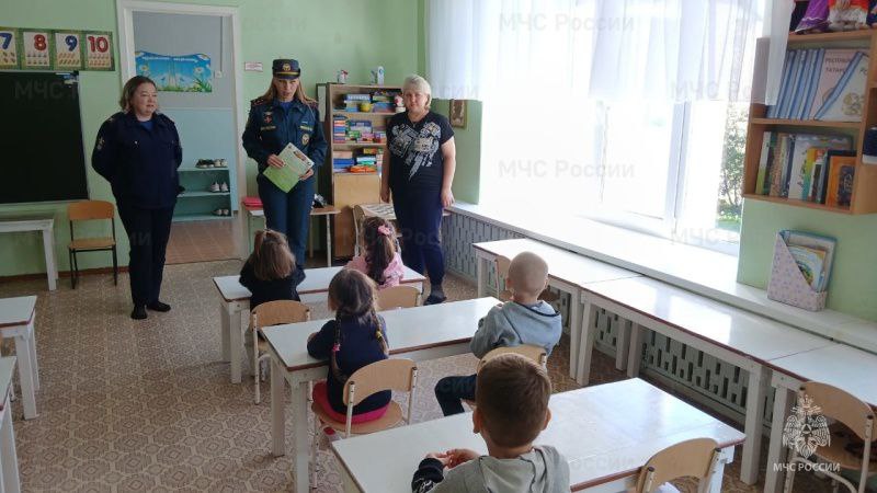 Урок ОБЖ в детском саду «Дружная семейка»  В Татарстане начались открытые уроки по основам безопасности жизнедеятельности, приуроченные ко Дню гражданской обороны Российской Федерации. Занятия проводятся с проведением тренировок по эвакуации детей и персонала образовательных организаций. Одними из первых открытый урок провели сотрудники МЧС России в Заинском районе, где инспекторы ГПН совместно с общественниками посетили детский сад «Дружная семейка».   После сигнала речевого оповещения персонал дошкольного учреждения быстро и слаженно организовал вывод малышей из здания, в котором, по вводной, начался пожар. Благодаря грамотным действиям и чёткому выполнению инструкции педагоги успешно эвакуировали детей в безопасное место.    Затем сотрудники МЧС России разъяснили юным слушателям поступки и действия, которые могут привести к случайным возгораниям.  Дошколятам напомнили номер пожарной охраны 101 и объяснили, что звонить нужно только по назначению и только в экстренных случаях.