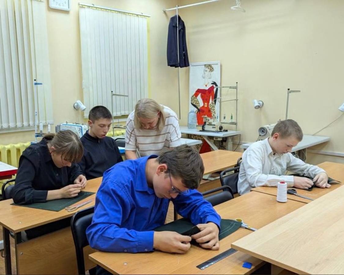 Подростки с особенностями развития начали профобучение в иркутском техникуме Министерство социального развития опеки и попечительства Иркутской области продолжает реализацию программы Профильная подготовка Проект направленный на предпрофессиональное сопровождение подростков с особенностями здоровья начал действовать в 2021 году Участниками образовательной программы становятся молодые люди 14 18 лет из коррекционных школ и центров социальной реабилитации Иркутска В текущем учебном году к занятиям приступили пятеро воспитанников специальных школ 9 и 14 Образовательный процесс построен по модульному принципу На первом этапе подростки осваивают раздел Основы швейных работ который рассчитан на полтора месяца В дальнейшем их ждёт изучение столярного малярного и плиточного дела а также основ декоративного садоводства Основной целью программы является оказание содействия в профессиональном самоопределении Она разработана с учётом психофизиологических особенностей и возможностей обучающихся Участие в программе поможет ребятам реализовать свои способности найти призвание стать востребованными специалистами и успешно интегрироваться в общество рассказал глава регионального минсоцразвития Владимир Родионов За время существования программы профессиональную подготовку получили свыше 50 молодых людей Примечательно что около половины выпускников принимают решение продолжить образование в стенах техникума OkoloBaikala