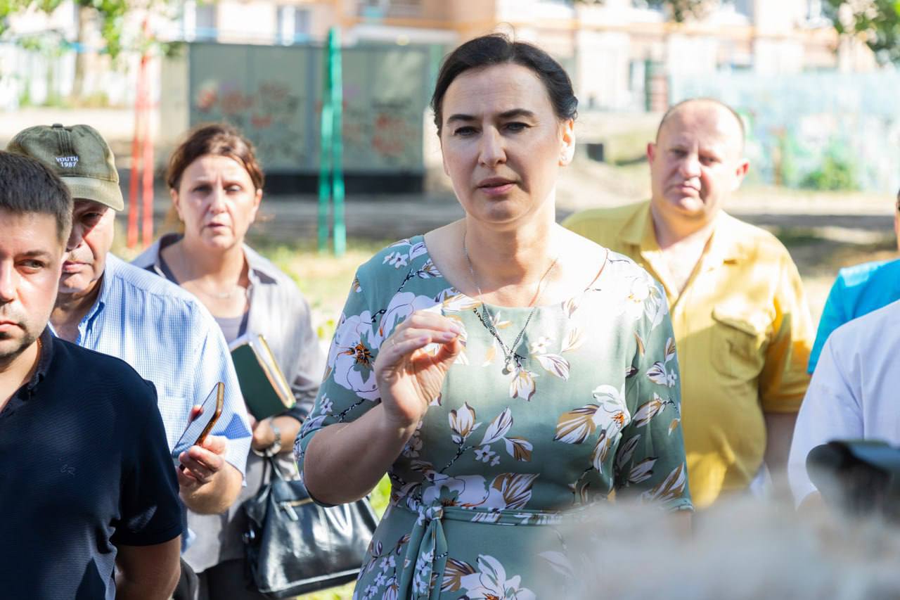  Администрация Луганска планирует построить минимум 100 детских площадок в 2026 году. Об этом во время встречи с жителями города в рамках проекта «Муниципальный диалог: — решаем вместе» заявила временно исполняющая полномочия главы городского округа Луганска Яна Пащенко. «Пока мы делаем четыре детские площадки. Но в любом случае уже со следующего года это должно быть не менее ста. Понятно, что их не будут строить на каждом доме, но они будут появляться. Массовые на несколько домов — примечание ЛИЦ в любом случае появятся», — отметила врип главы города. Она добавила, что жители Луганска могут создавать территориальные общественные самоуправления и участвовать в инициативном бюджетировании, что поможет ускорить процесс строительства. #молодежь
