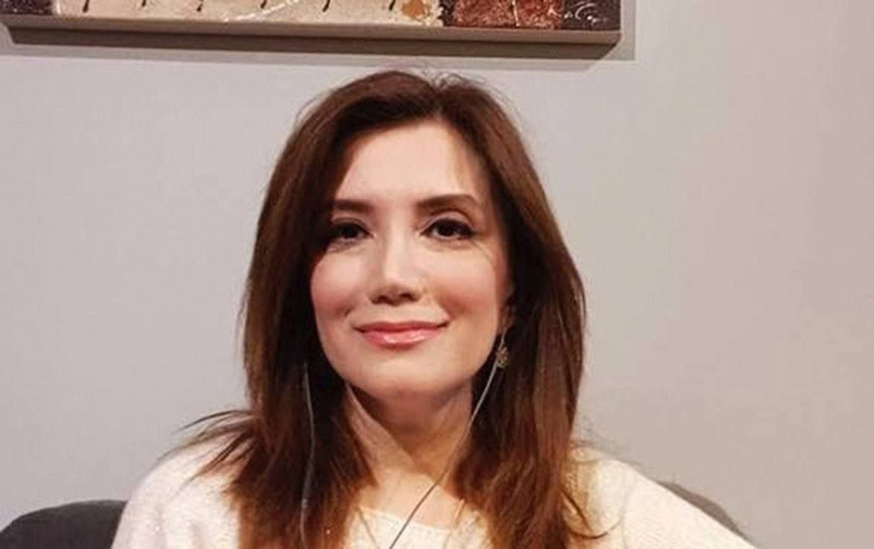 В Турции задержана оппозиционный журналист и политик Гюльтекин Гаджибейли Об этом она сама написала в своих соцсетях На данный момент она находится под стражей еë экстрадируют в Баку Ни азербайджанские ни турецкие власти ситуацию не комментируют Впрочем будем недяться на то что турецкий суд откажет в экстрадиции Но здесь вот какая существует опасность Экстрадиция это крайне сложная процедура требующая помимо прочего судебного контроля А потому осмелимся предположить что Гюльтекин не экстрадируют это долго и сложно а именно что депортируют за нарушение якобы отдельных правил Депортацию организовать гораздо проще RifahAz