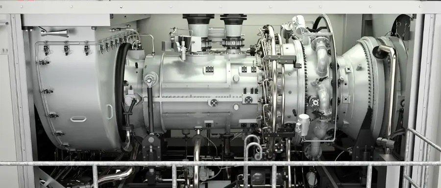 КМЗ займется импортозамещением ЗИП для турбин Siemens SGT 700 Кингисеппский машиностроительный завод в составе ОСК разработает и запустит производство запасных частей для газотурбин Siemens SGT 700 В первую очередь предприятие сосредоточится на рабочих лопатках ключевых элементах работающих при экстремальных температурах и нагрузках Инвестиции в проект 500 млн руб из них 400 млн руб государственная поддержка Что планируется разработка КД и ТД изготовление опытных образцов ускоренные испытания в составе турбины SGT 700 наработка 300 часов полный переход на российские материалы аналогы запуск серийного производства до конца 2027 г Потенциальный рынок оценивается в 800 млн руб на период 2027 2030 гг В России SGT 700 применяются на нефтегазовых месторождениях Новопорт Ямал СПГ Береговое 2 и в энергетике например ПГУ 3 Сочинской ТЭС После ухода Siemens проблема с ЗИП стала критической теперь ее решение возьмет на себя КМЗ Источник фотографии КМЗ подписаться голосовать все новости технологии журнал