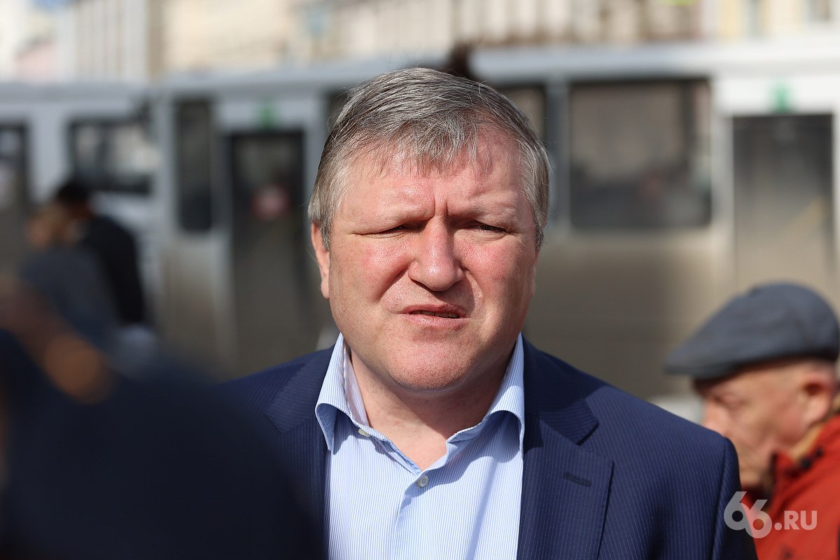 Ответственного за уборку Екатеринбурга вице-мэра Алексея Бубнова уволят  Во время сегодняшнего совещания мэр Алексей Орлов намекнул, что его отправят в отставку, рассказал источник  .RU в администрации. Накануне врио губернатора Денис Паслер раскритиковал качество уборки города.   К слову, с грязью у Бубнова разговор всегда был короткий. Так, вице-мэр неоднократно советовал не носить белую обувь до начала мая.