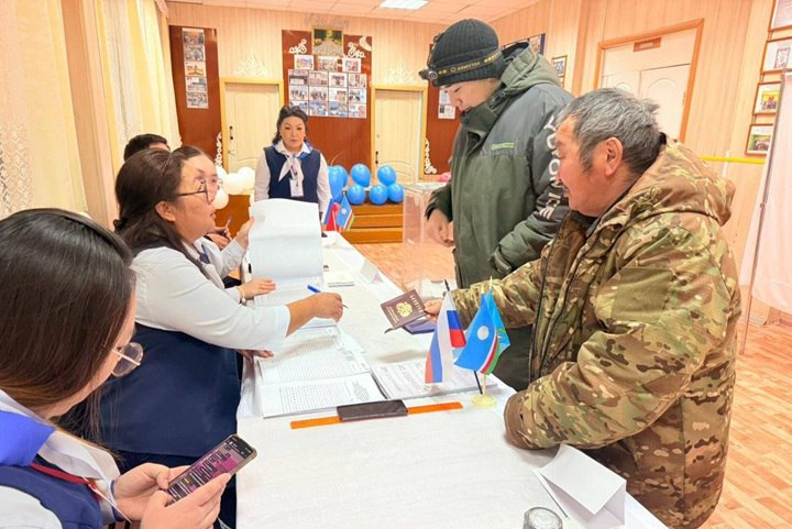 Досрочные выборы в Совет депутатов начались в Абыйском улусе 21 декабря в восемь утра под звуки Гимна России открылись шесть избирательных участков в Абыйском улусе Якутии Это последние в уходящем году выборы на территории республики В списках избирателей числится 3030 человек каждый из которых получает на участке сразу два бюллетеня по трехмандатному и по единому избирательному округу В выборах участвуют 40 кандидатов На 10 00 утра явка составила 5 84 За процессом голосования внимательно следят наблюдатели которых назначила Общественная палата Республики Саха Якутия обеспечивая открытость и честность процедуры Фото Центризбирком Якутии