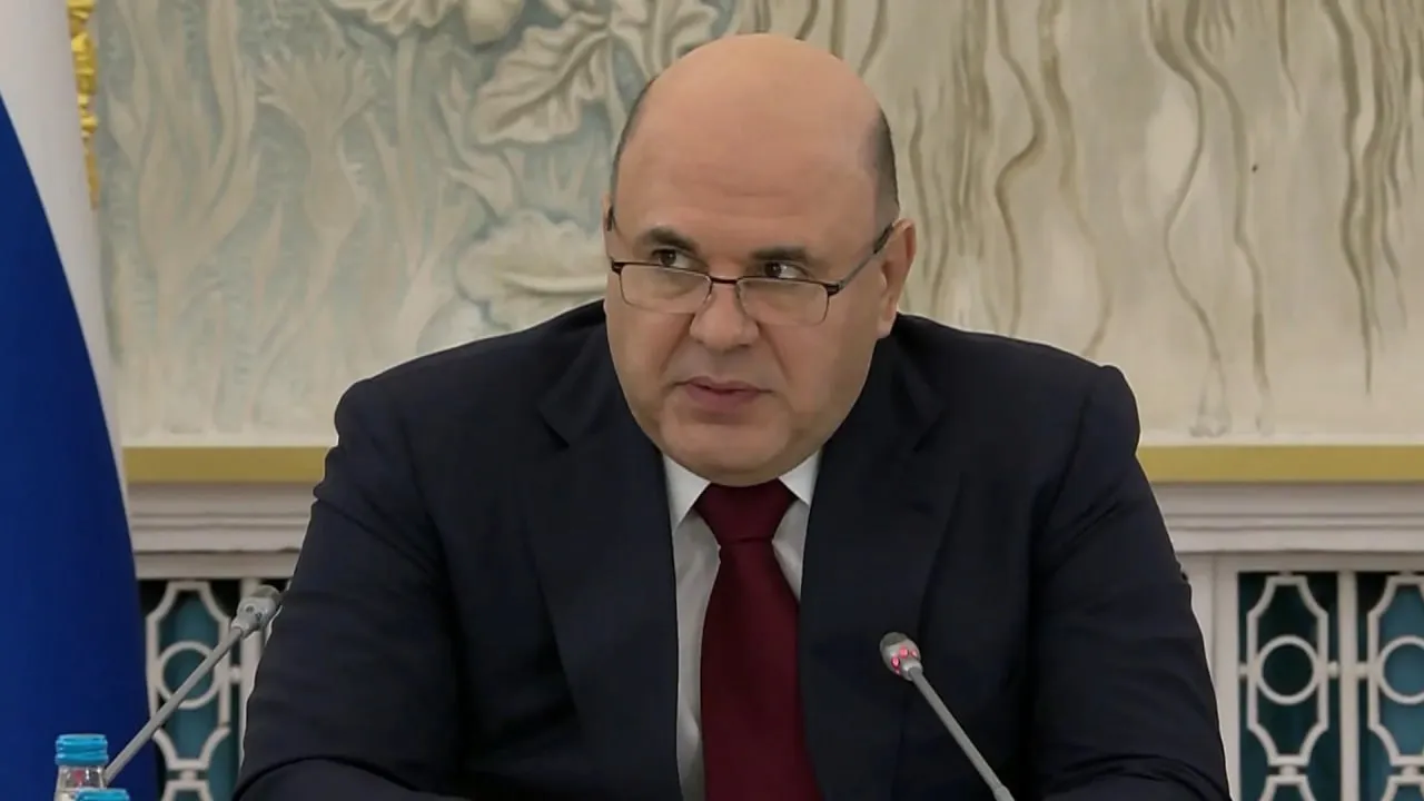 Узбекистан и Россия должны кратно увеличить взаимный товарооборот к 2030 году Об этом заявил премьер РФ Михаил Мишустин на заседании Совместной комиссии на уровне глав правительств двух стран По его словам взаимный товарооборот в 2025 году вырос на 12 5 сейчас он приблизился примерно к триллиону рублей В соответствии с договоренностями глав государств мы должны кратно увеличить этот показатель к 2030 году Считаю что необходимая база для реализации таких планов есть отметил он