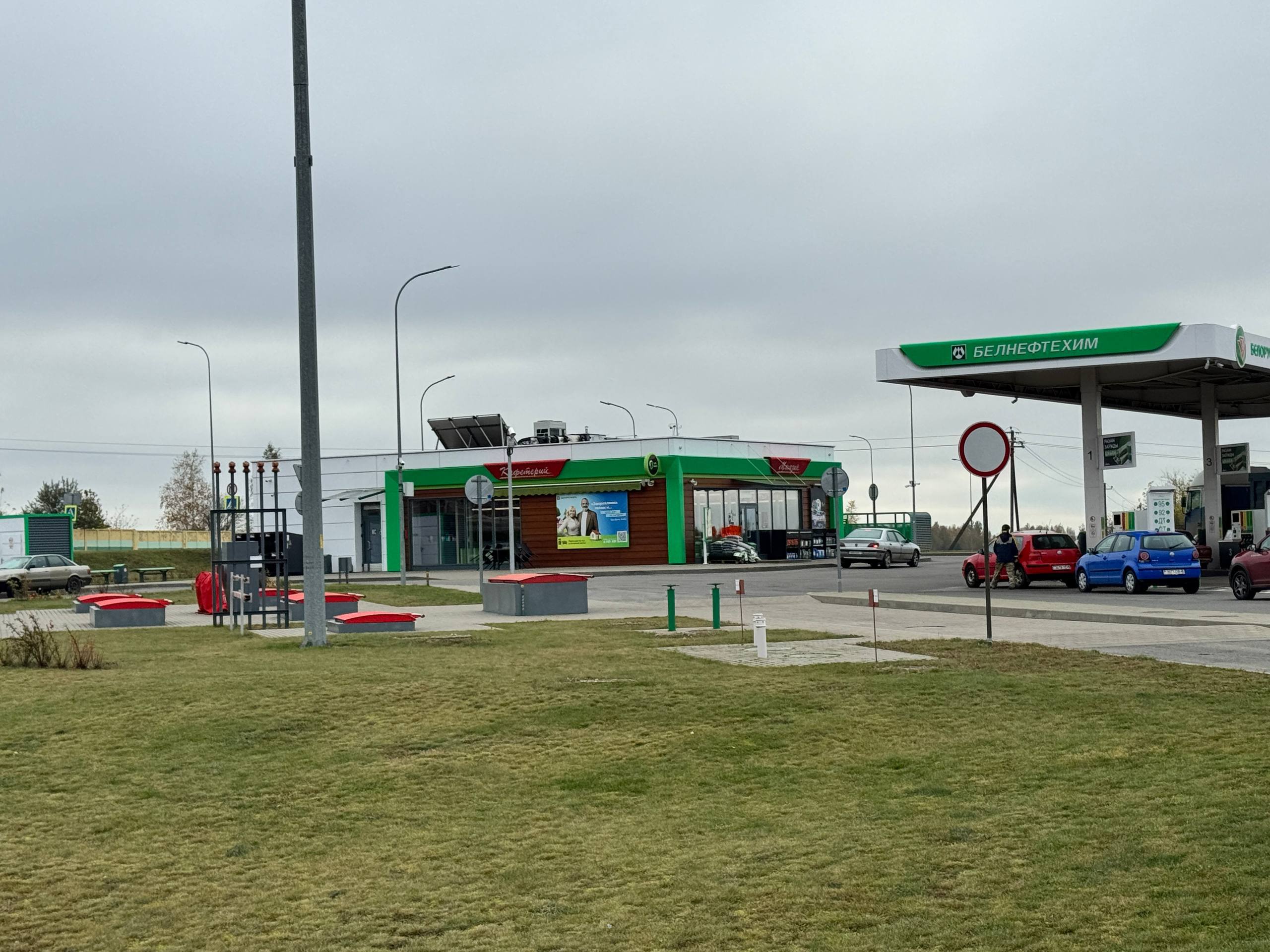 Минфин Беларуси анонсировал плановое повышение цен на топливо в 2026 году В рамках индексации стоимость изменится следующим образом АИ 95 с 2 60 2 68 руб л АИ 98 с 2 82 2 90 руб л Дизель с 2 60 2 68 руб л Газ с 1 34 1 38 руб л Министр финансов Юрий Селиверстов отметил что корректировка цен связана с индексацией затрат производителей ℹ Напомним ранее повышение происходило постепенно по 2 копейки в неделю в итоге составив 16 копеек