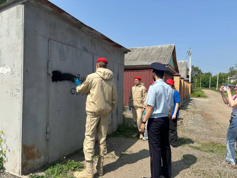  В Уссурийске школьники и полиция закрасили наркограффити. С кисточками в руках — против наркорекламы Полиция Уссурийска вышла на борьбу с уличной наркорекламой — вместе со школьниками из «Юнармии» и «Движения Первых». Под руководством советника по воспитанию дети закрашивали трафаретные надписи на стенах. В МВД напоминают: такие надписи — часть системы вовлечения подростков в незаконный оборот. Горожанам советуют не проходить мимо — сфотографировать и сообщить адрес в полицию. / Реклама