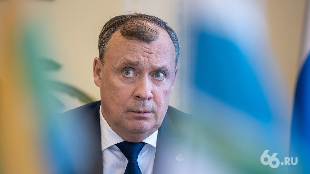 Алексей Орлов останется мэром Екатеринбурга на второй срок Губернатор Денис Паслер пока неофициально согласовал его сообщил собеседник 66 RU Официально Единая Россия предложит его кандидатуру в ближайшее время утвердить это решение должны будут на ближайшем политсовете реготоделения В пользу этой версии говорит то что на бюджетное послание Орлов пришел вместе с Паслером считает еще один из наших собеседников По словам осведомленного источника 66 RU знакомого с ходом переговоров ранее губернатор якобы рассматривал на должность главы Екатеринбурга мэра Сысерти Дмитрия Нисковских и замгубернатора Алексея Шмыкова Но оба варианта отмели У Нисковских якобы нашли связь с предыдущим губернатором Куйвашевым Шмыков оказался важнее в правительстве Останется ли Орлов мэром на весь срок дальше наверняка станет ясно после выборов в Госдуму   Новости из Екатеринбурга