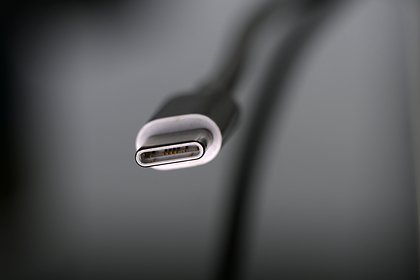 Скорость зарядки iPhone значительно увеличат Корпорация Apple намерена увеличить скорость и мощность зарядки своих смартфонов до рекордных 50 ватт. Об этом сообщает издание 91Mobiles. Журналисты медиа нашли упоминание новые зарядных аксессуаров Apple в базе тайваньского регулятора NCC. Их появление может означать скорый выход устройств. Обнаруженные там зарядки поддерживают новый беспроводной стандарт Qi 2. 2, который обеспечивает максимальную выходную мощность до 50 ватт. В описании гаджетов упоминается стандарт MagSafe и провод длиной 1 или 2 метра. Также уточняется, что новые зарядные устройства обеспечивают лучшее прилегание iPhone к магнитам MagSafe и повышают стабильность процесса зарядки. Также аксессуары сконструированы таким образом, что тепло выделяется в процессе зарядки минимально. Судя по всему, подобная быстрая зарядка должна появиться в смартфонах серии iPhone 17, выпуск которых запланирован на осень.