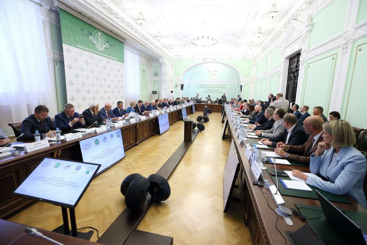 В Томске проходит круглый стол комитета по энергетике ГД РФ «О развитии перспективных ядерных технологий» Первым об этом сегодня сообщил в своем телеграм-канале мэр города Дмитрий Махиня. Вместе с депутатом Госдумы Татьяной Соломатиной и председателем областной Думы Оксаной Козловской он провел экскурсию для гостей по Воскресенской горе. Позже губернатор Владимир Мазур сообщил, что у нас в Томской области прямо сейчас создается новый уникальный для атомной отрасли и науки энергокомплекс IV поколения. «Госкорпорация «Росатом» доверила нашему СХК проект «Прорыв», и его реализация идет в Северске полным ходом. Именно у нас впервые в мире на практике будет замкнут ядерный топливный цикл», — пишет Мазур. По словам губернатора, в Томске уже фактически уже оформился Центр научно-технологического превосходства «Энергия будущего». Его задача - создавать и доводить до внедрения научные разработки. Так наши политехники уже разработали и передали атомной отрасли ряд установок и технологий. Это, например, как минимум три уникальных томографа. Два задействованы в проекте международного термоядерного реактора ИТЭР, второй создан для безлюдной проверки контейнеров с радиоактивными отходами. Фото: телеграм-канал Владимира Мазура