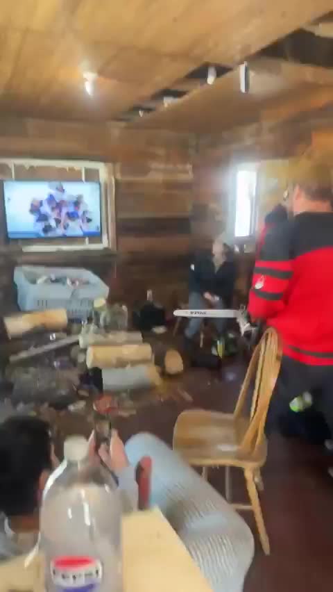 Канадский болельщик распилил телевизор после поражения сборной в финале Олимпиады