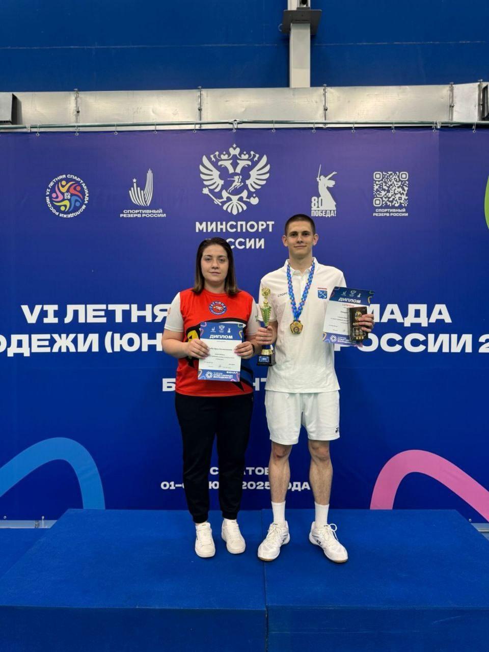Бадминтонист из Ленобласти стал чемпионом Спартакиады молодежи России С 1 по 7 июля в Саратове проходила VI летняя Спартакиада молодежи России по бадминтону. Победителем соревнований стал спортсмен из Ленинградской области Игорь Пушкарев. Бадминтонист из 47 региона занял первое место в одиночной категории. В напряженном финале Игорь Пушкарев обыграл мастера спорта из Коломны Глеба Степанова. В летней Спартакиаде молодежи России по бадминтону приняли участие более 140 спортсменов из 26 регионов страны. 47channel.ru - о жизни Ленинградской области и не только