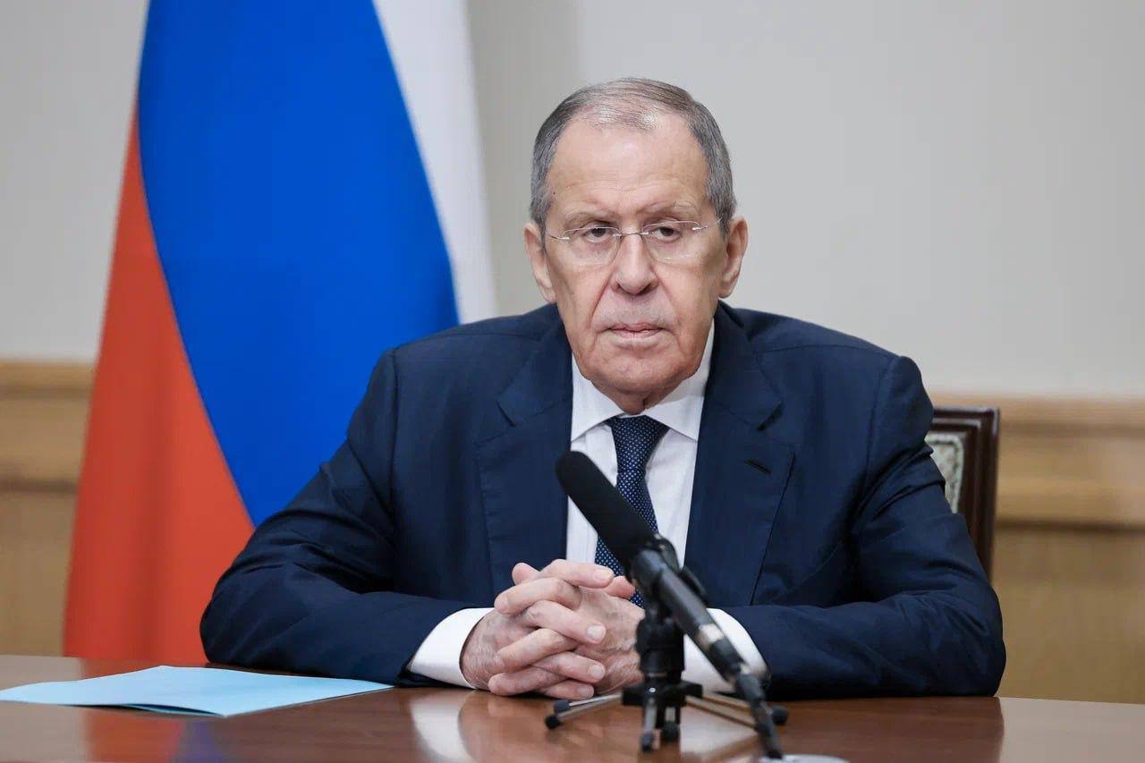 Приветствие Министра иностранных дел Российской Федерации С В Лаврова организаторам и участникам VII международного форума Россия и Ибероамерика в турбулентном мире от общих вызовов к совместным решениям 1 октября 2025 года   Сердечно приветствую организаторов и участников VII международного форума Россия и Ибероамерика в турбулентном мире от общих вызовов к совместным решениям который вновь радушно принимает Санкт Петербургский государственный университет Этот востребованный формат объединяет авторитетных экспертов для обсуждения широкого спектра вопросов взаимодействия нашей страны с ибероамериканским сообществом Латинская Америка один из важных центров формирующегося более справедливого многополярного мироустройства Для нас ЛАКБ самоценное направление внешней политики Выступаем за то чтобы страны региона в своём единстве в многообразии были сильными политически сплочёнными и экономически устойчивыми Нынешняя встреча проходит в год 80 летия Великой Победы Многие государства Латинской Америки были нашими союзниками их граждане участвовали в движении солидарности с СССР Мы это помним Высоко ценим настрой латиноамериканцев на сохранение исторической правды их поддержку ежегодного российского проекта резолюции Генеральной Ассамблеи ООН о борьбе с героизацией нацизма Убеждён что форум внесёт свой вклад в осмысление современных международных реалий будет способствовать дальнейшему развитию разноплановых российско латиноамериканских связей Желаю вам успешной работы и всего самого доброго С ЛАВРОВ