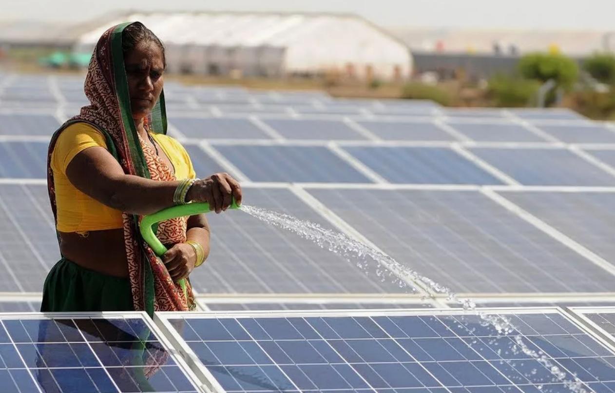 Министерство новых и возобновляемых источников энергии Индии рекомендовало с 2027 года повысить минимальное КПД солнечных панелей используемых в крупных проектах с 20 до 21 процента Кроме того ужесточаются стандарты для солнечных панелей размещаемых на крышах зданий По оценкам до 40 производства панелей в Индии использует устаревшие технологии Тем самым будет решаться вопрос с переизбытком производства Ранее писали что Индия планирует ужесточить правила поставки электроэнергии ветровой и солнечной генерации подталкивая производителей устанавливать системы накопления электроэнергии чтобы сделать графики более ровными и не зависающими от погодных факторов