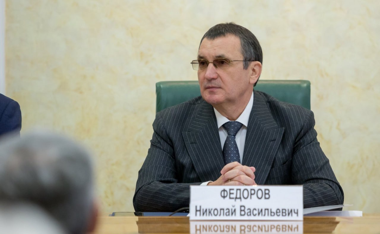 Сенатор от Чувашии Николай Федоров рискует покинуть верхнюю палату  Со слов источника «Ъ», Фёдоров не вошёл в «сенаторскую тройку» — список кандидатов, сформированный действующим главой Чувашской Республики Олегом Николаевым. Это означает, что в случае переизбрания Николаева на пост главы региона, представлять исполнительную власть Чувашии в Совете Федерации будет другой кандидат.  Карьера Николая Фёдорова началась ещё во времена существования Верховного Совета СССР. В 1990–1993 годах он занимал пост министра юстиции сначала РСФСР, затем Российской Федерации. В 1994 году Фёдоров был избран президентом Чувашии и руководил республикой до 2010 года. После ухода с поста президента Чувашии он стал сенатором и возглавил комитет по конституционному законодательству Совета Федерации. С 2012 по 2015 годы Фёдоров занимал должность министра сельского хозяйства России. Затем вновь вернулся в Совет Федерации, где стал первым вице-спикером палаты. В 2020 году он уступил этот пост Андрею Яцкину, однако продолжил работу в статусе сенатора.  Выборный