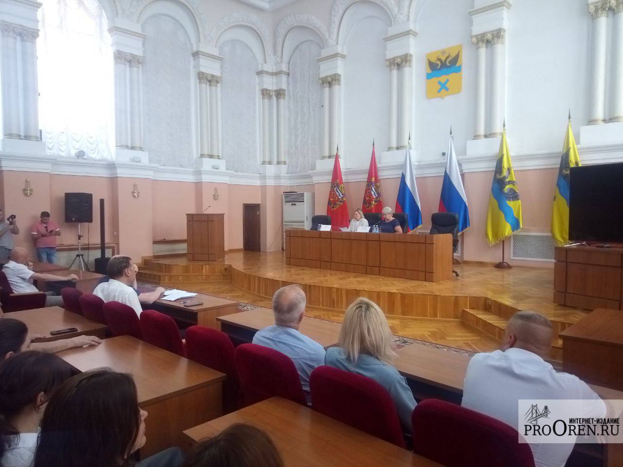 В Оренбурге стартовали публичные слушания по вопросу изменения процедуры выбора мэра #Про_Политику В них принимают участие депутаты Оренбургского городского Совета, представители администрации, общественники и горожане. Им предстоит обсудить вопрос о внесении изменений в Устав города об изменении порядка избрания главы Оренбурга и досрочного прекращения его полномочий. Проводят слушания председатель горсовета Ольга Березнева и замглавы Оренбурга – руководитель аппарата администрации города Надежда Чуклова.