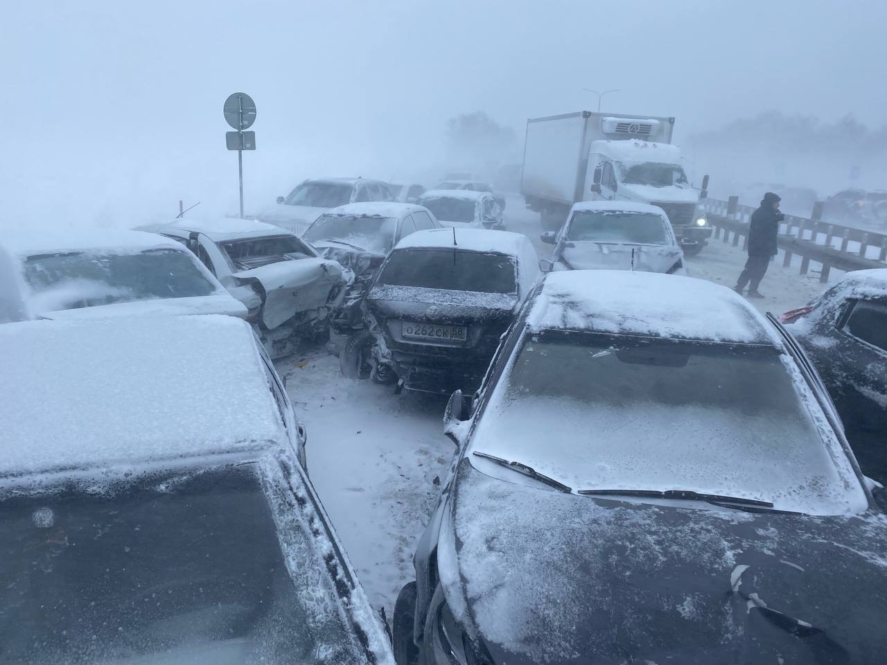 Массовое ДТП произошло сегодня на 271 м километре дороги Р 208 Тамбов Пенза По данным Госавтоинспекции количество пострадавших и автомобилей пока не известно На месте происшествия работают сотрудники полиции и спецслужб Фото Госавтоинспекции Пензенской области Подписывайтесь на наш новый канал в MAX Подписаться