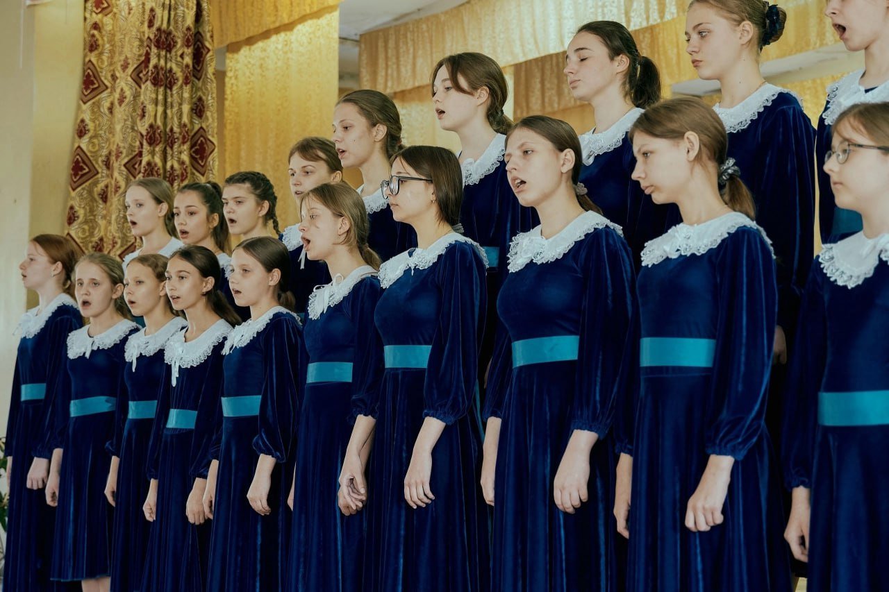 В Курске открылся межрегиональный фестиваль-конкурс имени Д.Д. Шостаковича в честь 80-летия Победы в Великой Отечественной войне. Проект получил грантовую поддержку «Движения Первых». Организатором выступила детская школа искусств им. Д.Д. Шостаковича при поддержке комитета культуры и туризма Курска и министерства культуры Курской области. В конкурсе приняли участие более 300 одаренных музыкантов и художников из Курска, Санкт-Петербурга, Москвы, Севастополя, Калининграда, Екатеринбурга, Самары, Белгорода, Старого Оскола и других городов России. Фестиваль проходил в трех номинациях: «Вокальное исполнительство», «Инструментальное исполнительство» и «Художественное творчество». Жюри оценивало выступления участников в течение 10 часов. Оценка работ продолжается для заочных участников. Итоги будут объявлены 31 мая.