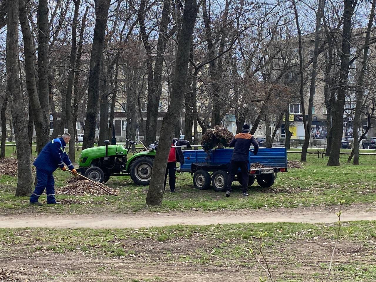 Сотрудники парка «Горького» продолжают масштабную уборку территории после зимы  Сотрудники парка очищают территорию от мусора, опавшей листвы, сломанных веток и пыли. Особое внимание уделяют детским площадкам.