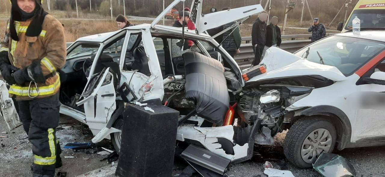 Два человека пострадал в ДТП на КАДе. На 80-м километре внешнего кольца столкнулись четыре машины.
