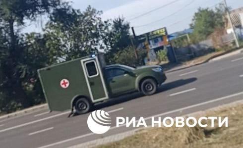 Многие украинские раненые поступают в госпитали без почки, сообщил РИА Новости координатор николаевского пророссийского подполья Лебедев.  Он предоставил фото военной медицинской машины, сделанную на улицах Николаева.  Есть немало сведений о том, что даже при ранении в верхнюю часть туловища после стабилизации в подобных медицинских машинах в госпиталь человек попадает без одной почки