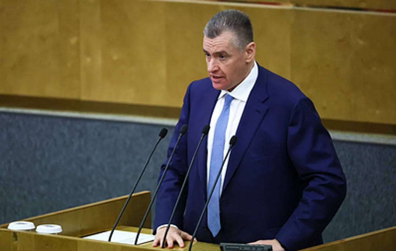 Образовательные кредиты без процентов   Лидер ЛДПР Леонид Слуцкий предложил установить нулевую ставку по образовательным кредитам для студентов из многодетных семей, детей с инвалидностью и обучающихся в сельской местности.   Леонид Слуцкий отметил, что рост стоимости обучения в вузах на 10% в 2025 году делает кредиты обременительными для семей с низким доходом. Он предложил сделать кредиты без процентов для тех, кто впервые получает образование.   По словам Леонида Слуцкого, такая мера улучшит доступность образования и снизит финансовую нагрузку на студентов и их семьи.    Подробнее.  #новостиНОП    НОП - Научно-образовательная политика