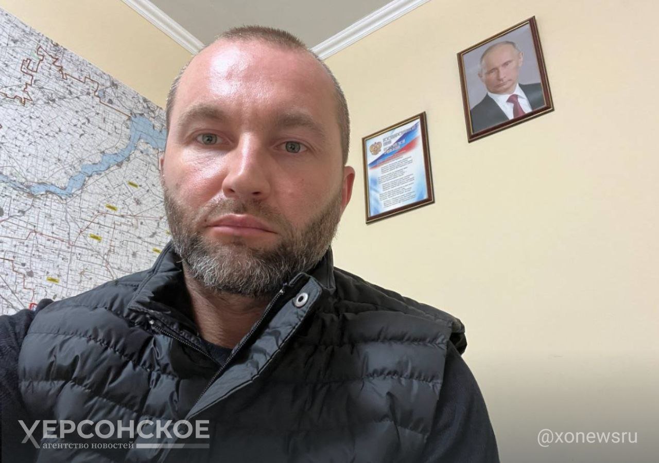 «Приговор как медаль на грудь». Суд Украины заочно приговорил к 15 годам главу Каховки  «Меня на днях приговорили. Статья тяжкая. Срок большой. И пропал бы Павел Филипчук. Если б речь шла не о виртуальной реальности. Приговор вынесен в стране, которой нет. Судьями-марионетками. В городе, который оккупирован призраками. Похоже на компьютерную игру, правда? Да, и мне напоминает», — сообщил глава Каховского городского округа Павел Филипчук.   Он убежден, что фронт вот-вот рухнет, из ВСУ уже дезертировали более 100 тыс. А суд Украины раздает виртуальные сроки, вместо того чтобы взять фокус на коррупцию, продажные ТЦК и внезапно обогатившийся медицинский сектор.  «Знаете, у жуков-могильников так принято: сжирать собственное потомство, когда его слишком много. Так и вы — женщин своих на фронт снаряжаете. Стратегия демографического развития не поможет, рожать будет некому. Так держать. Сейчас вас — без малого 36 млн. И 30 лет не пройдет — на 10 млн меньше станет. Это же украинские институты считают. Это же ваши данные. 5 млн женщин и детей уехали. И возвращаться не собираются», — подчеркнул Павел Филипчук.    , VK и ОК