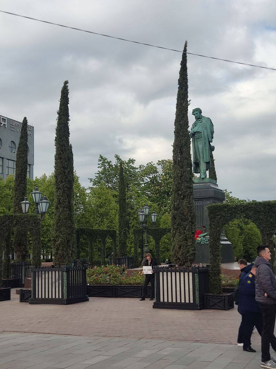 В центре Москвы задержали пикетчика с антивоенным плакатом Александр Клевитов вышел с одиночным пикетом на Пушкинскую площадь. Вскоре к нему подошли сотрудники полиции и увели. Предположительно, он находится в отделе полиции по Тверскому району, сообщает ОВД-Инфо в реестре иноагентов в РФ .